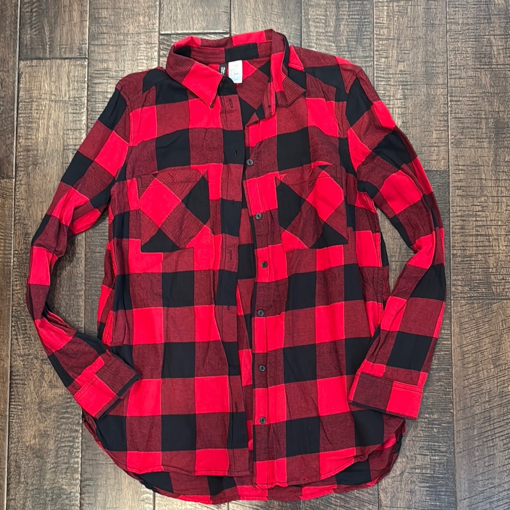 H&M Divided Red and Black Plaid Button-Up Shirt size US 4